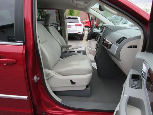 Used 2010 Chrysler Town & Country Touring FWD image 34