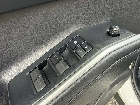 Used 2020 Toyota Highlander L AWD/4WD image 23