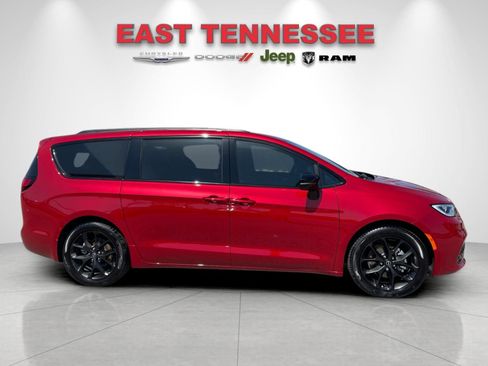 Used 2026 Chrysler Pacifica Limited w/ S Appearance Package FWD image 2