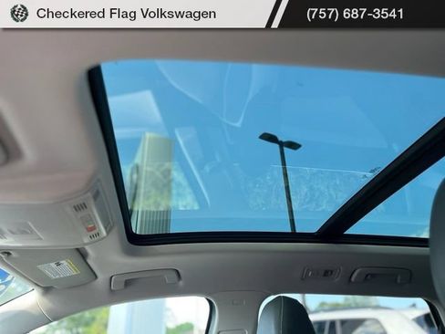 Used 2025 Volkswagen Taos SE FWD image 19