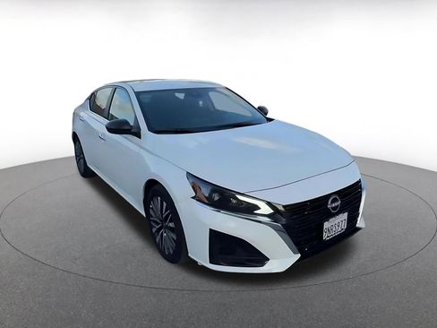 Used 2025 Nissan Altima 2.5 SV image 3