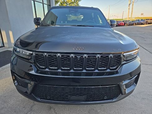 New 2025 Jeep Grand Cherokee Limited w/ Luxury Tech Group II image 16