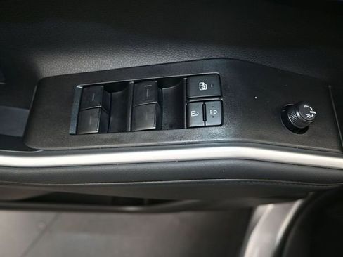 Used 2025 Toyota Highlander XLE image 12