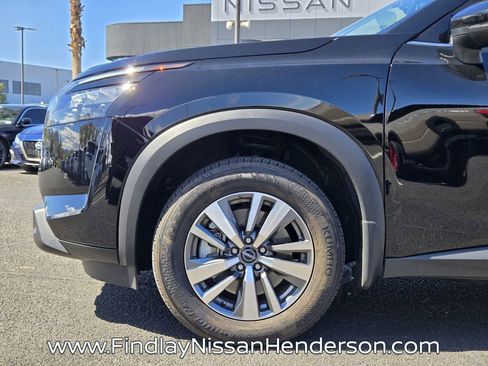 Used 2025 Nissan Pathfinder SL image 9