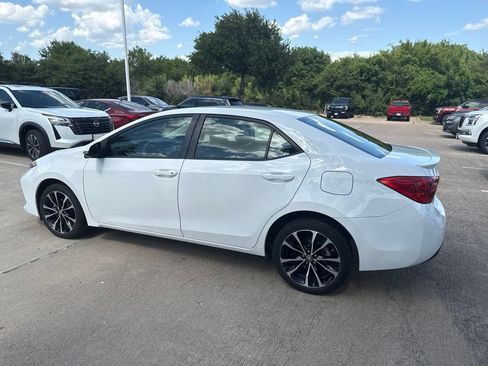 Used 2018 Toyota Corolla SE FWD image 2