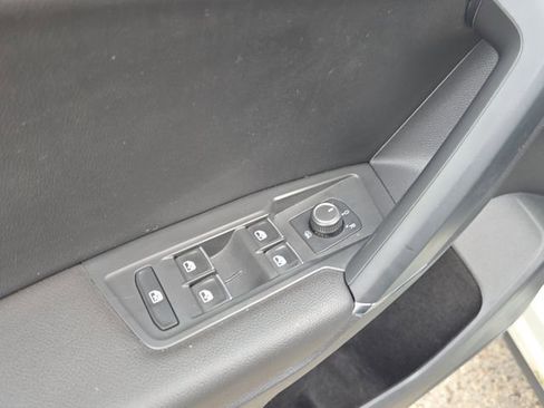 Used 2018 Volkswagen Tiguan SE image 19