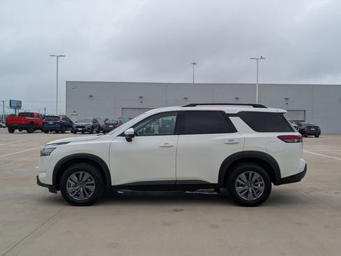 Used 2025 Nissan Pathfinder SV FWD image 3