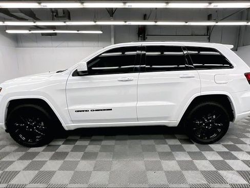 Used 2020 Jeep Grand Cherokee Altitude AWD/4WD image 14