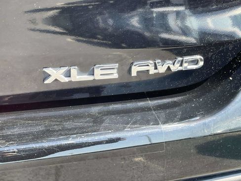 Used 2024 Toyota Highlander XLE AWD/4WD image 9