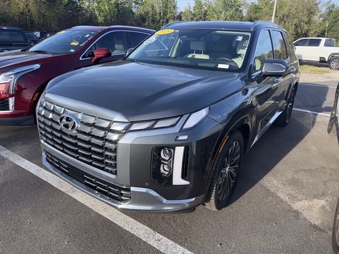 Used 2023 Hyundai Palisade Calligraphy image 2