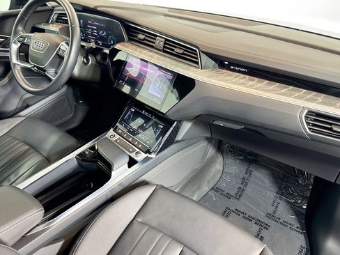 Used 2022 Audi e-tron Premium w/ Convenience Plus Package image 28