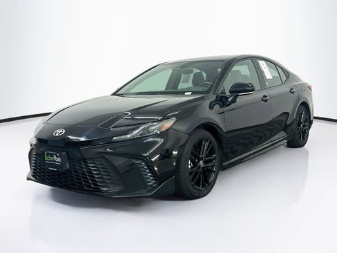 Used 2025 Toyota Camry SE FWD image 3
