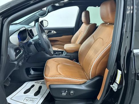 Used 2024 Chrysler Pacifica Pinnacle AWD/4WD image 9