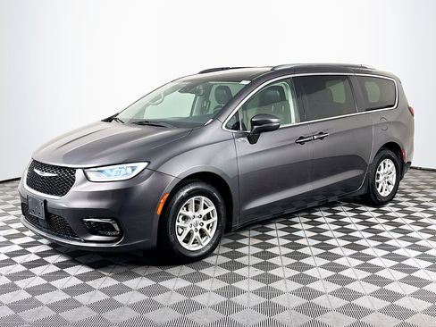 Used 2021 Chrysler Pacifica Touring-L image 4