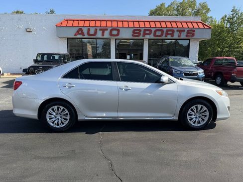 Used 2014 Toyota Camry LE FWD image 4