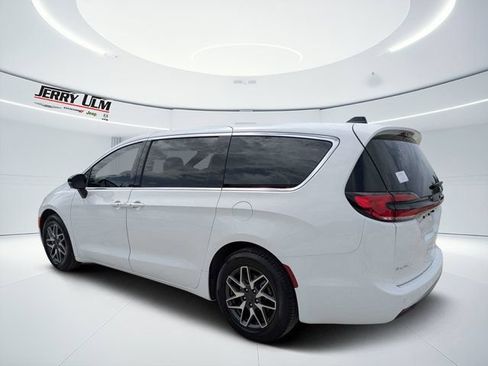 New 2027 Chrysler Pacifica Limited FWD image 5