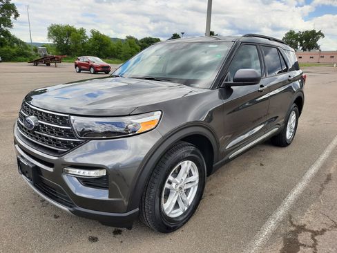 Used 2020 Ford Explorer XLT w/ Equipment Group 202A image 2