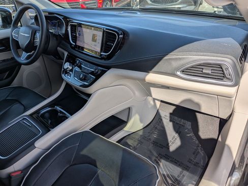 Used 2023 Chrysler Pacifica Limited FWD image 36