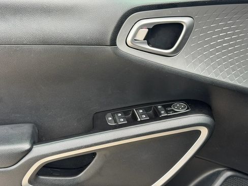 Used 2023 Kia Soul LX w/ LX Technology Package FWD image 7