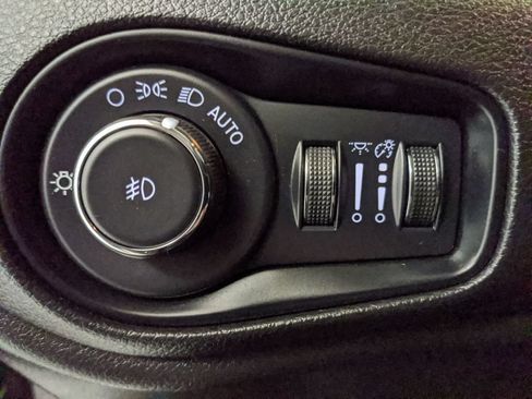 Used 2023 Jeep Renegade Latitude AWD/4WD image 15