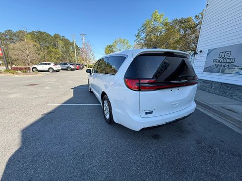 Used 2024 Chrysler Pacifica Touring-L FWD image 8