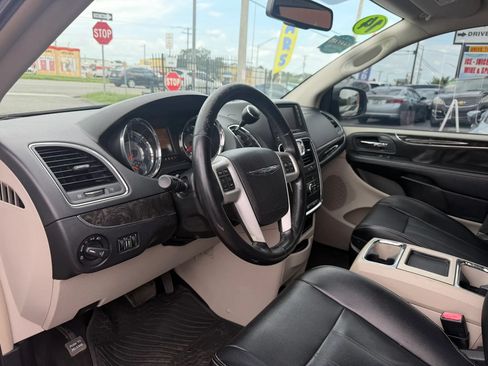 Used 2014 Chrysler Town & Country Touring FWD image 8