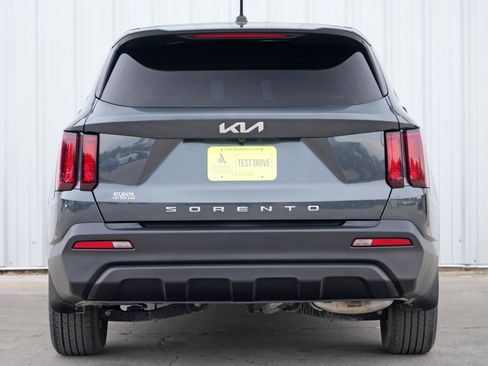 Used 2022 Kia Sorento LX image 10