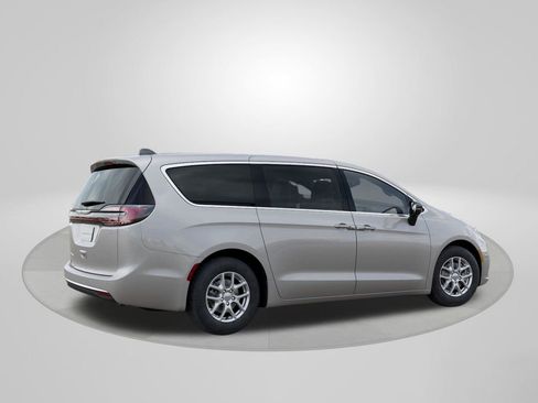 New 2026 Chrysler Pacifica Select image 4
