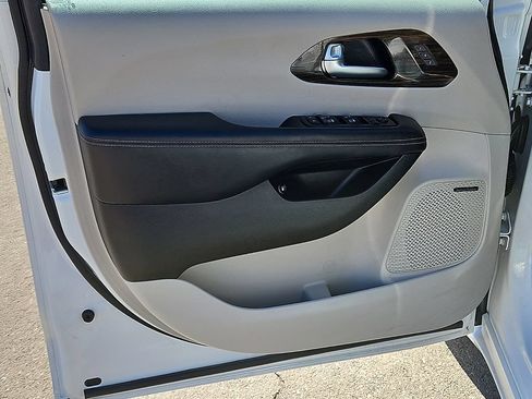 Used 2022 Chrysler Pacifica Limited FWD image 16