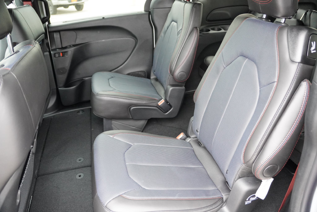 New 2027 Chrysler Pacifica Select AWD/4WD image 14