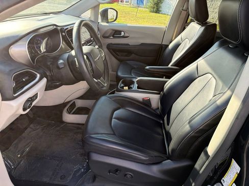 Used 2023 Chrysler Pacifica Touring-L FWD image 19