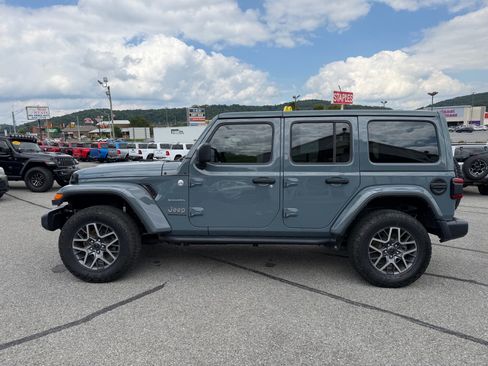 Used 2024 Jeep Wrangler Unlimited Sahara w/ Safety Group AWD/4WD image 3