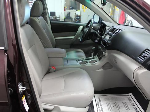 Used 2013 Toyota Highlander SE image 24