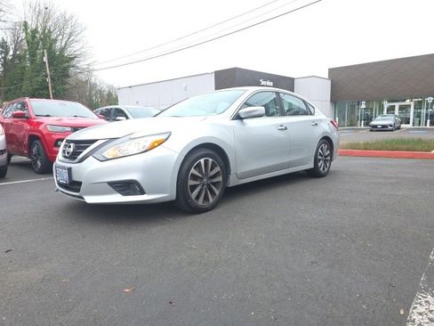 Used 2017 Nissan Altima 2.5 SV image 3