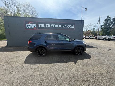 Used 2017 Ford Explorer XLT w/ Equipment Group 202A AWD/4WD image 9