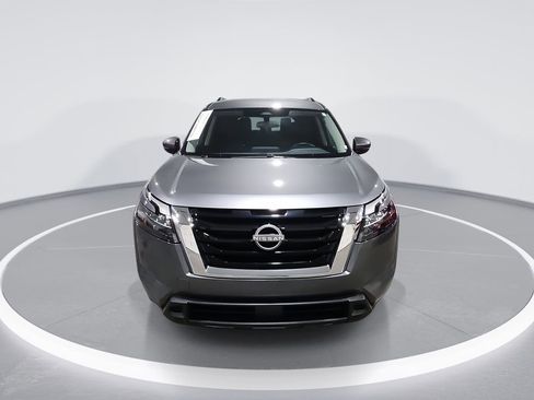 Used 2025 Nissan Pathfinder SV image 3