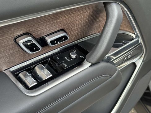Certified 2025 Land Rover Range Rover SE image 20