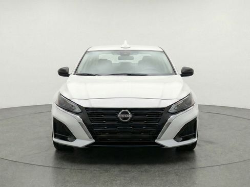 Used 2025 Nissan Altima 2.5 SV image 2