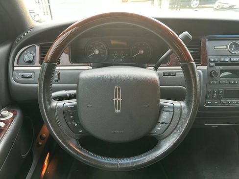 Used 2009 Lincoln Town Car Signature Limited RWD image 21