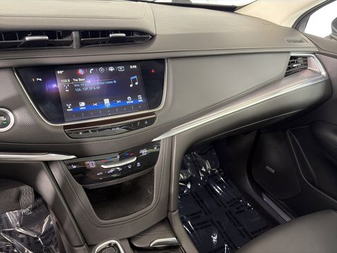 Used 2017 Cadillac XT5 Luxury w/ Driver Awareness Package image 4