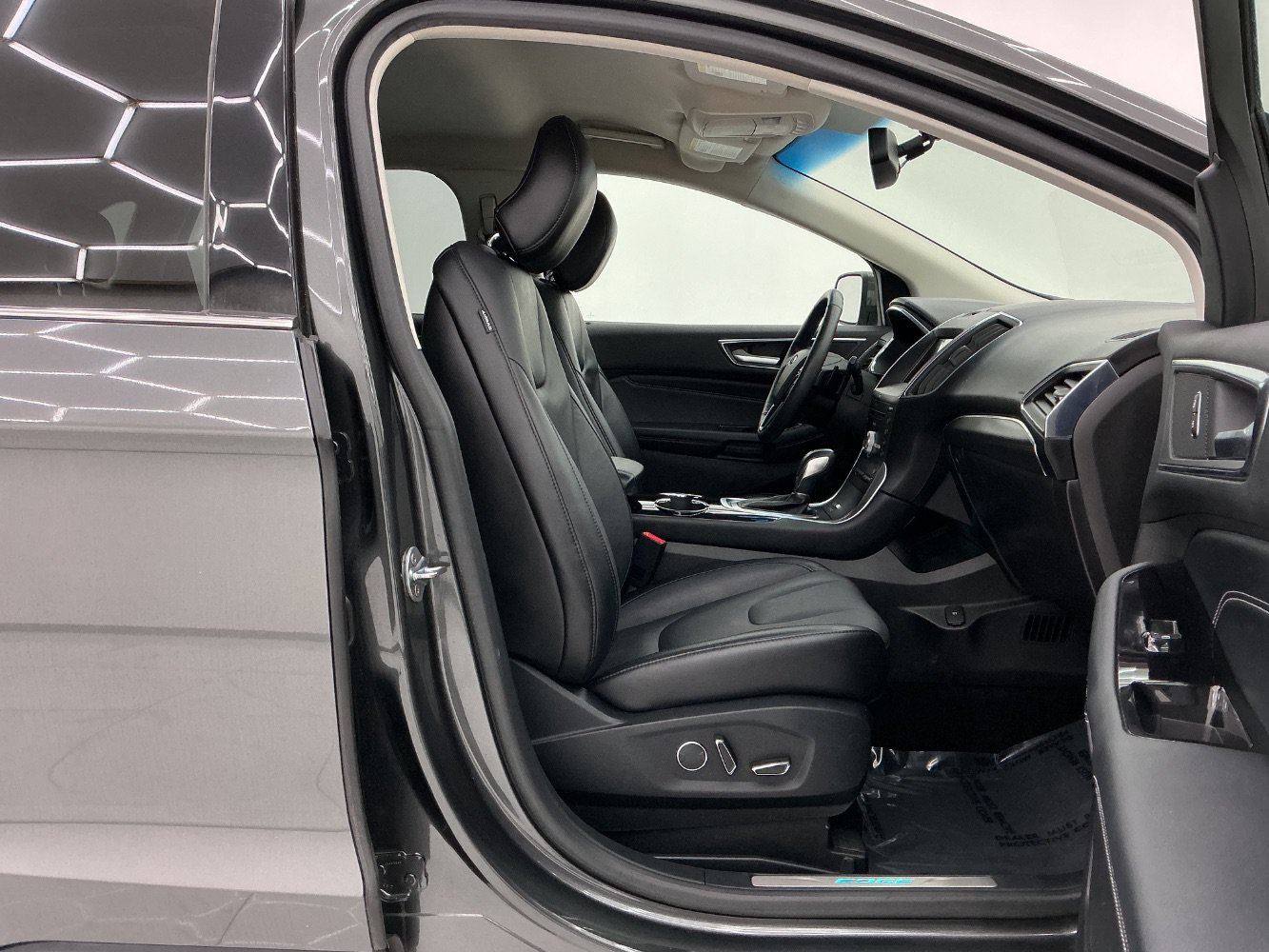 Used 2018 Ford Edge Titanium w/ Technology Package FWD image 15