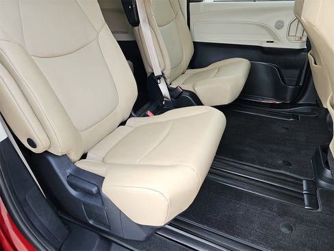 Used 2021 Toyota Sienna XLE image 15