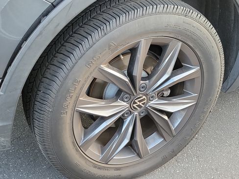 Used 2022 Volkswagen Tiguan SE FWD image 5