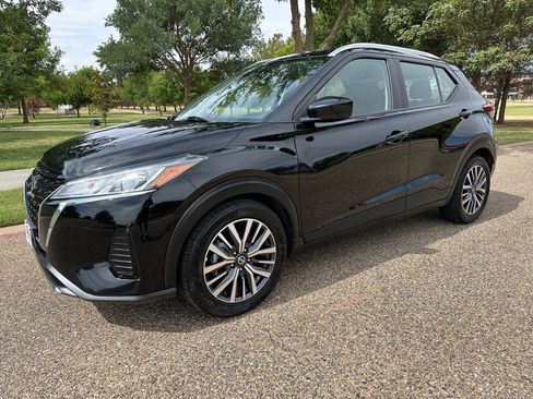 Used 2021 Nissan Kicks SV FWD image 1