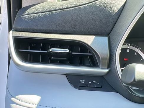 Used 2023 Toyota Highlander XLE AWD/4WD image 19
