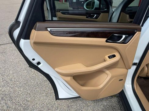 Used 2016 Porsche Macan S image 22