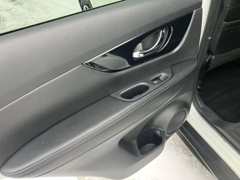 Used 2019 Nissan Rogue SL w/ Premium Package image 14