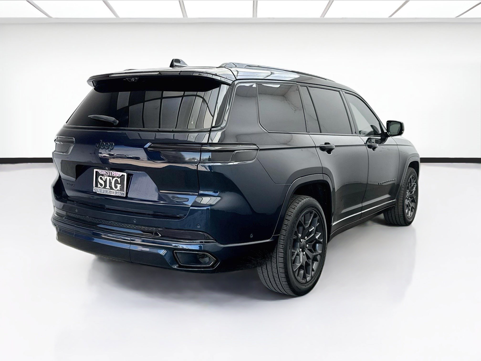 Used 2023 Jeep Grand Cherokee L Summit AWD/4WD image 4
