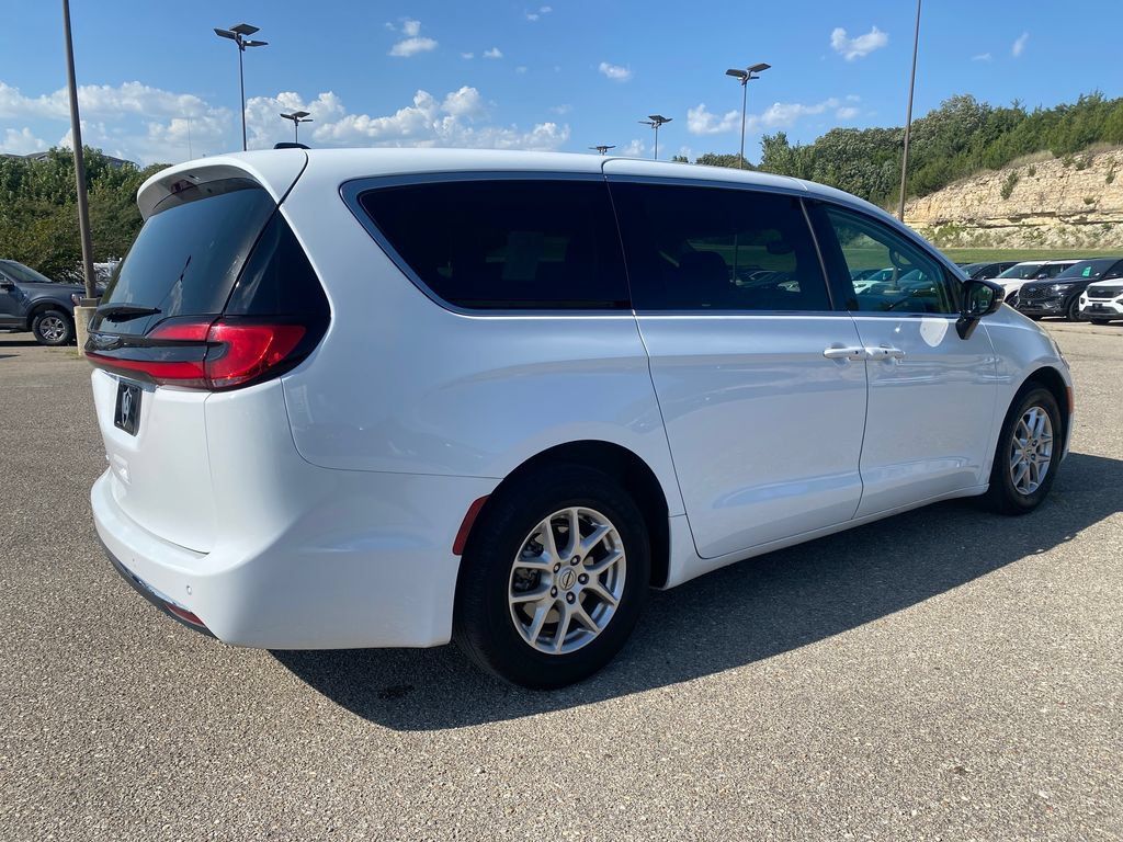 Used 2024 Chrysler Pacifica Touring-L FWD image 6