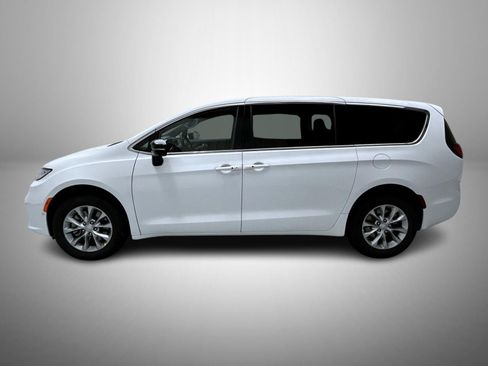 New 2026 Chrysler Pacifica Limited image 8